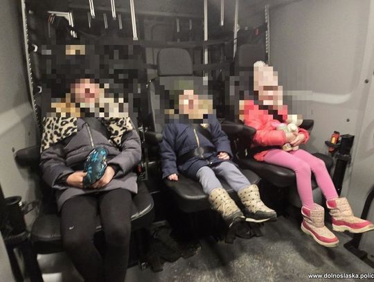 Pijani dorośli, małe dzieci i ucieczka z miejsca kolizji. Policjanci odkryli szokującą prawdę