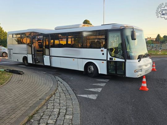 Pijani koledzy jechali we dwóch na hulajnodze elektrycznej. Pasażer spadł i uderzył głową w autobus