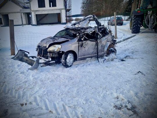 Pijani mężczyźni jeździli po zamarzniętym rozlewisku. Lód nie wytrzymał i Toyota wpadła pod wodę