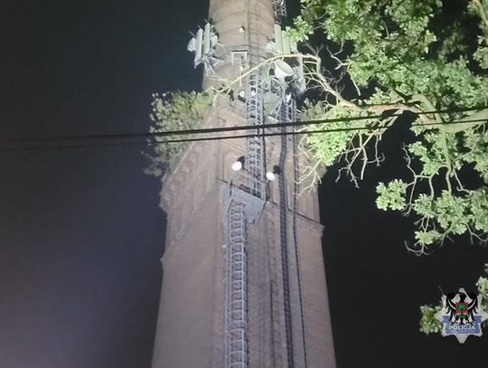 Pijani mężczyźni wdrapali się na kilkudziesięciometrowy komin. Jeden nie chciał zejść przez kilka godzin