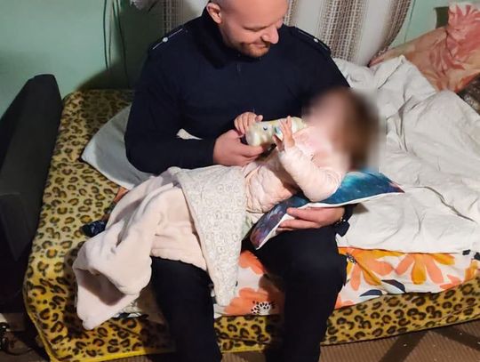 Pijani rodzice i głodna dwulatka w mieszkaniu. Wpadli, bo 50-latek podczas kłótni uderzył żonę