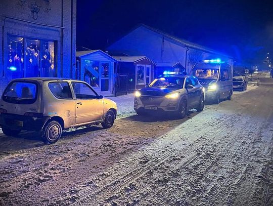 Pijani rodzice mieli pod opieką 10-miesięczne niemowlę. Jechali seicento z nietrzeźwym kierowcą Pijani rodzice mieli pod opieką 10-miesięczne niemowlę. Jechali seicento z nietrzeźwym kierowcą