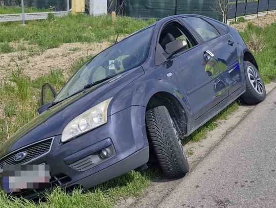 Pijani rodzice wjechali z dwulatkiem do rowu. Żadne nie chciało się przyznać do jazdy