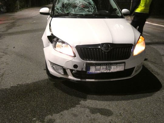 Pijany 16-latek na hulajnodze elektrycznej zderzył się z samochodem. Jechał z dziewczyną. Oboje wylądowali w szpitalu