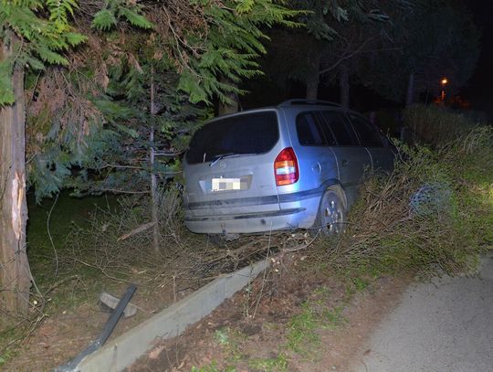 Pijany 16-latek za kierownicą Opla. Nocny rajd zakończył uderzeniem w ogrodzenie posesji