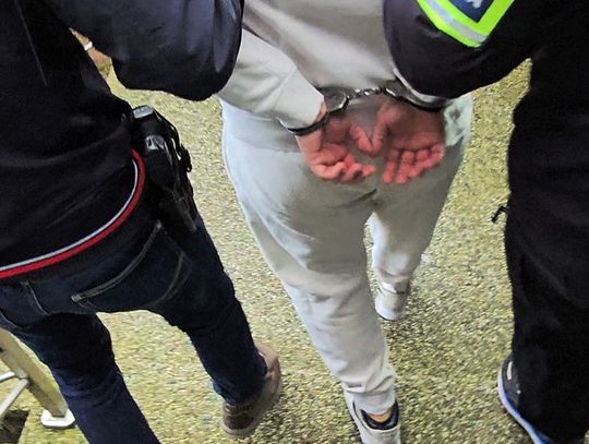 Pijany 17-latek terroryzował rodzinę. Po przyjeździe policjantów rzucił się na nich z nożem