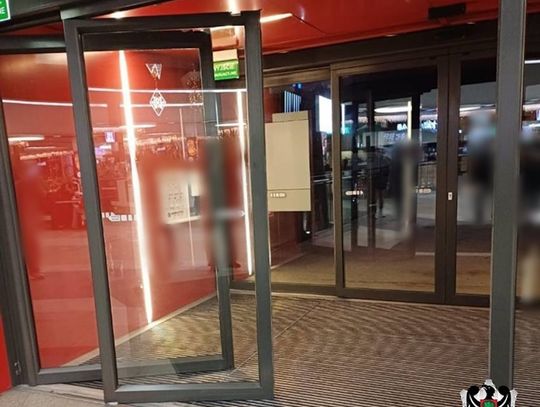 Pijany 17-latek zdemolował wejście do galerii. Grozi mu za to nawet 5 lat więzienia