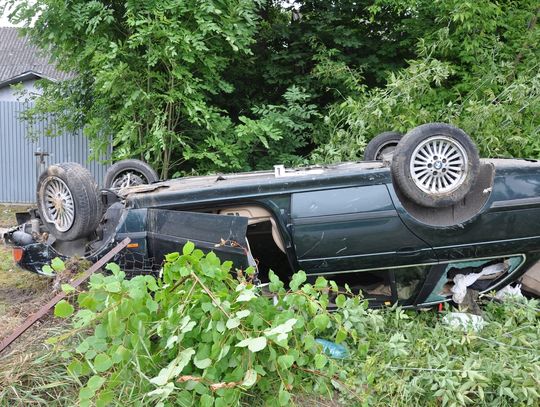 Pijany 18-latek dachował BMW, porzucił auto i zbiegł z miejsca. Prawo jazdy ma od niespełna 3 miesięcy