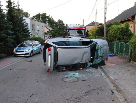 Pijany 18-latek dachował BMW. W wypadku ucierpiał pasażer osobówki