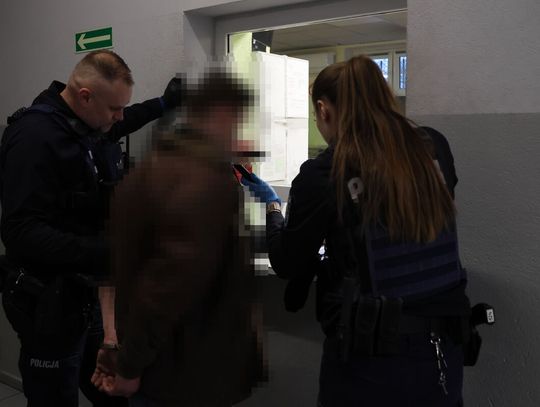 Pijany 18-latek omal nie wjechał w radiowóz. W trybie ekspresowym trafił przed sąd i został skazany