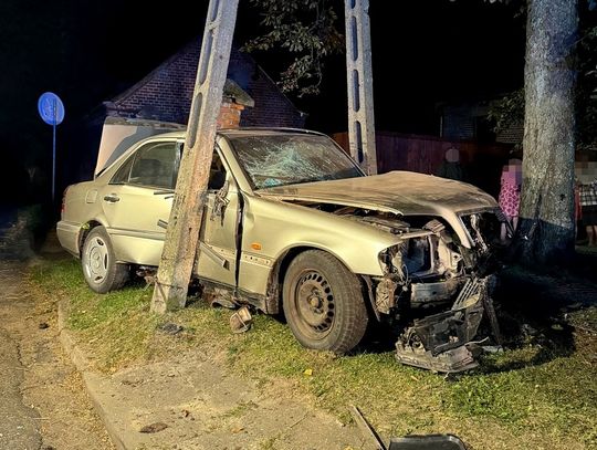 Pijany 18-latek szarżował mercedesem na wsi. Skasował słup i ogrodzenie i trafił do szpitala