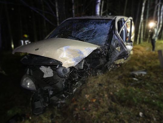 Pijany 18-latek w mercedesie spowodował wypadek z inną osobówką. Poszkodowane zostały dwie osoby