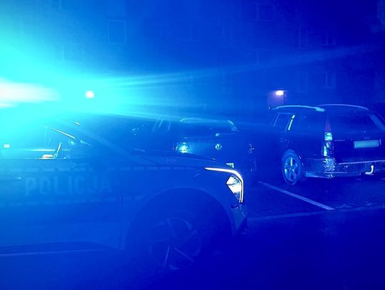 Pijany 18-latek zatrzymany na kradzieży samochodu. Wybił tylną szybę, żeby dostać się do środka