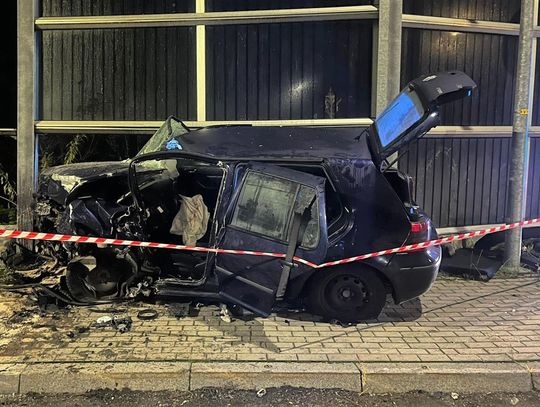 Pijany 19-latek ciężko ranny po dachowaniu volkswagena. Jechał bez prawa jazdy, auto nie miało OC