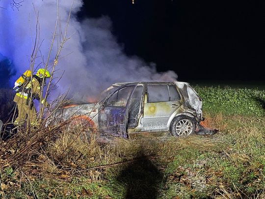 Pijany 19-latek stracił panowanie nad golfem i dachował. Po wypadku auto stanęło w ogniu
