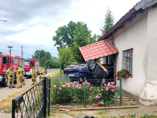 Pijany 19-latek stracił panowanie nad nissanem i wjechał na dachu w drzwi domu