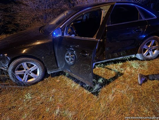 Pijany 19-latek w audi uciekał policji. Po pościgu musieli wybić szybę, żeby go wyciągnąć z auta