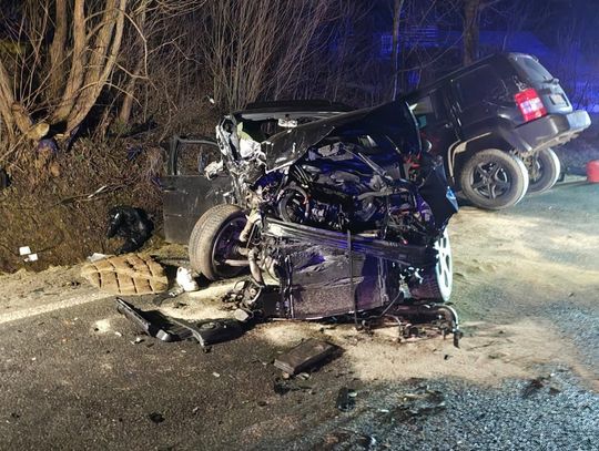 Pijany 20-latek bez prawa jazdy doprowadził do czołówki. Dwie osoby w szpitalu