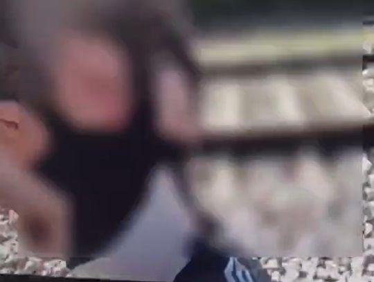Pijany 20-latek leżał na torach kolejowych. Policjanci zdążyli w ostatniej chwili [WIDEO]