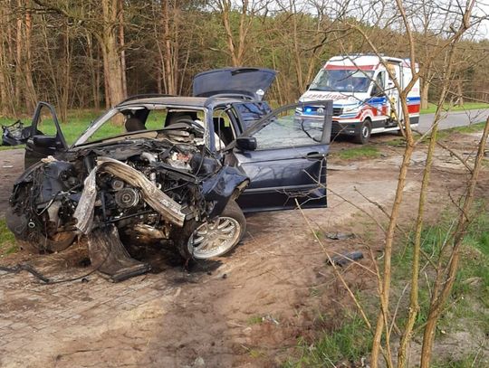 Pijany 20-latek rozbił BMW. Autem jechało 6 osób, ciężko ranna została 18-latka