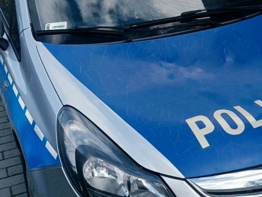 Pijany 20-latek siał zniszczenie pod komisariatem. Uszkodził dwa radiowozy i prywatne samochody