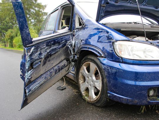 Pijany 20-latek spowodował wypadek, w którym ciężko ranny został jego kolega. Próbował okłamać policjantów