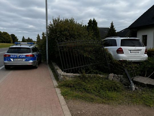 Pijany 20-latek za kierownicą Mercedesa. Stracił panowanie i wjechał w ogrodzenie