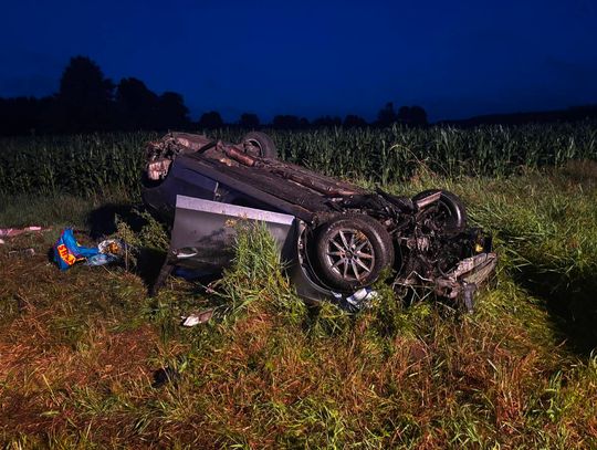 Pijany 21-latek dachował Audi. W samochodzie przewoził trzech nastolatków