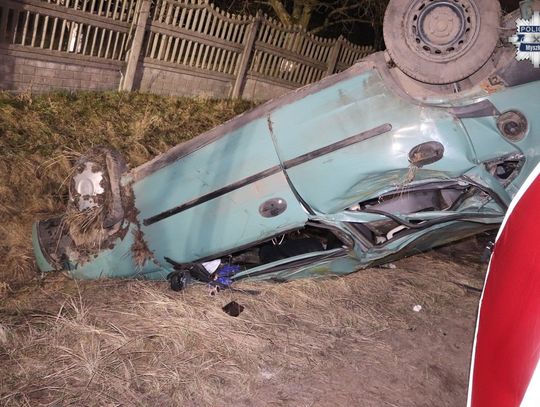 Pijany 21-latek wjechał Oplem w drzewo i dachował. W wypadku zginął jego kolega