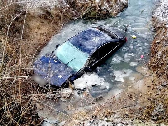 Pijany 21-latek wyleciał z drogi i wylądował w rowie melioracyjnym