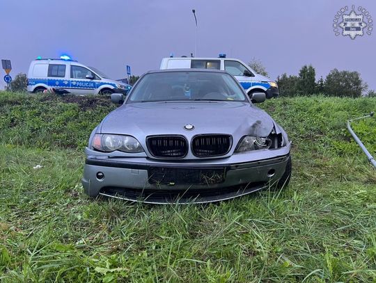Pijany 22-latek driftował BMW po rondzie. Stracił panowanie nad autem i dachował