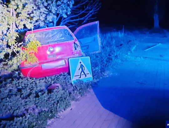 Pijany 22-latek ruszył w nocny rajd golfem. Nie zapanował nad mocą i rozbił się na drzewie