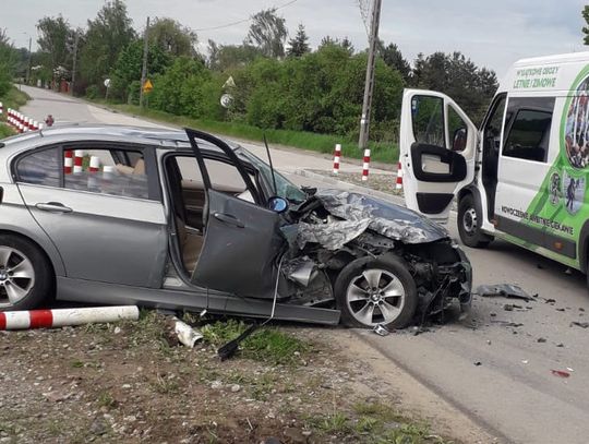 Pijany 22-latek w BMW spowodował wypadek. Gdy przyjechała policja rzucił się na nich z łapami