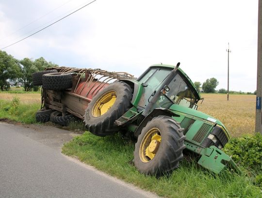 Pijany 22-latek wjechał traktorem z beczkowozem do rowu. Stracił prawo jazdy i trafił do aresztu