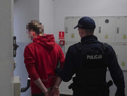 Pijany 23-latek spowodował wypadek, w którym rannych zostało 8 osób. Jechał z kolegami i pił podczas prowadzenia
