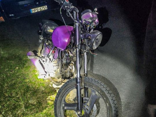 Pijany 25-latek wiózł kolegę zdezelowanym motorowerem. Tablicę miał w domu, bo odpadła z błotnikiem