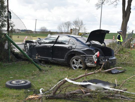 Pijany 26-latek rozbił luksusowego mercedesa. Auto dachowało i wpadło do ogrodu