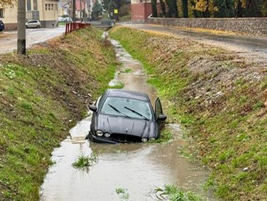 Pijany 27-latek utopił jaguara w rowie. Miał prawie 2 promile, ale próbował przekonywać, że po prostu jechał za szybko