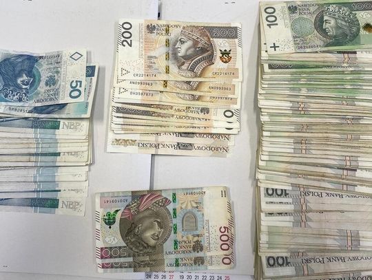 Pijany 29-latek spał w piwnicy z plecakiem pełnym kasy. Ukradł matce 40 tysięcy złotych