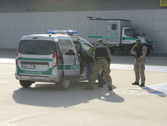 Pijany 30-latek dostał szału w samolocie. Podróż z Oslo zakończył w izbie wytrzeźwień