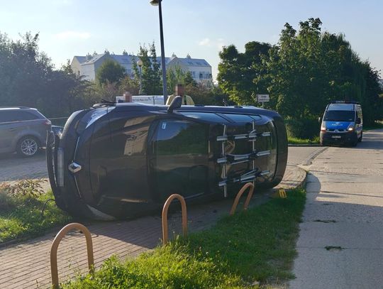 Pijany 34-latek nie dojechał po dziecko do przedszkola. Auto przewróciło się po uderzeniu w krawężnik