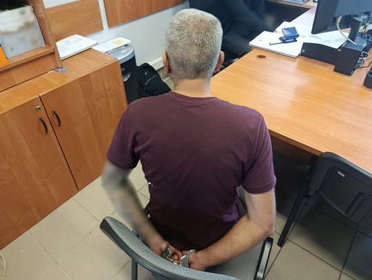 Pijany 35-latek pojechał autem kraść do sklepu. Rzucił się do ucieczki, ale zostawił kumpla w środku