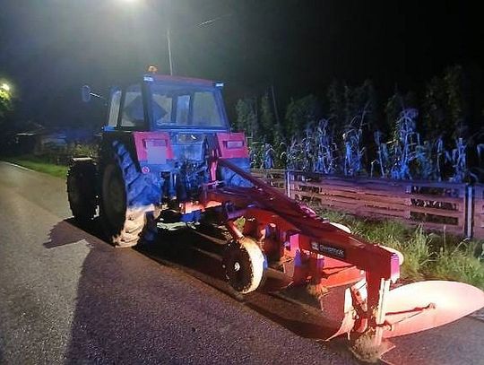 Pijany 36-latek za kierownicą ciągnika z pługiem. Poprosił policjantów o wskazanie drogi do domu