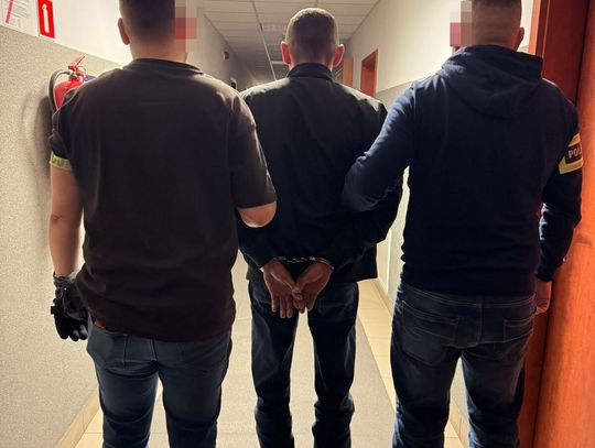 Pijany 37-latek przyjechał odebrać dziecko z przedszkola. Drugie miał w aucie. Mężczyzna został deportowany