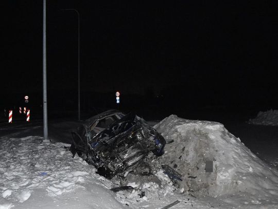 Pijany 37-latek z dożywotnim zakazem dachował na rondzie. W wypadku ucierpiał pasażer Forda