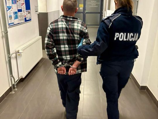 Pijany 38-latek pomachał policjantkom i zaczął uciekać. Został obezwładniony po wjechaniu polną drogę