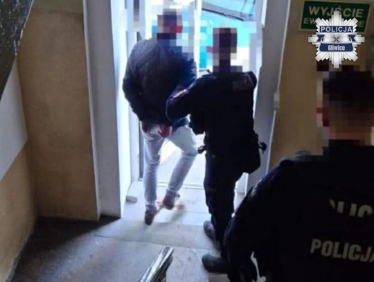 Pijany 38-latek zasnął w kradzionej taksówce na środku jezdni. W aucie miał 3 kg "anielskiego pyłu"