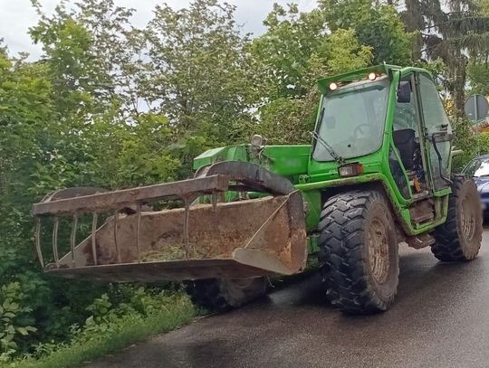 Pijany 39-latek w ładowarce chciał "tylko" pojechać do sklepu. Maszyna siała zniszczenie