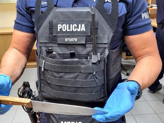 Pijany 40-latek zaatakował policjantów nożem. Miał ponad 3 promile we krwi