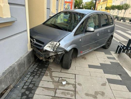 Pijany 44-latek po awanturze z kobietą zabrał jej auto i wjechał nim w kamienicę. Miał ponad 3 promile